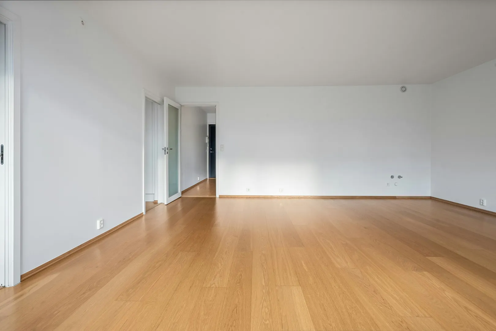 Before: Virtual staging software staging a dining area